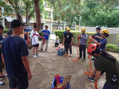 助教帶領學員操作扁帶座位式席結