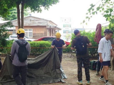助教帶領學員操作搭設天幕
