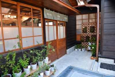 販售國產材文創品、原生植物樹苗