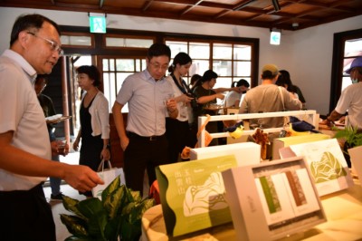 貴賓參觀山林製造品牌賣店