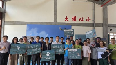 貴賓們在黑翅鳶的棲架前大合照