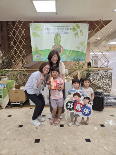 潭子國小附設幼兒園發揮創意以土肉桂甜甜聖誕花圈，榮獲第二名