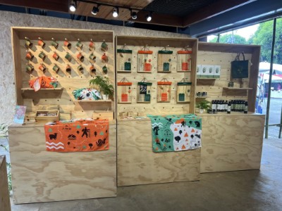 森chill活動系列產品(臺灣二葉松萬年曆、野餐盒、紀念竹杯)及五葉松系列產品。(照片：林業及自然保育署臺中分署)