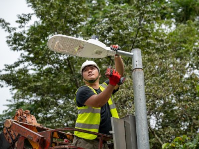 光林智能技術人員安裝燈具情形