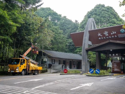 光林智能技術人員於大雪山收費站安裝燈具情形