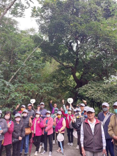 保安林走讀生態活動，參與民眾與林內茄苳大樹合照