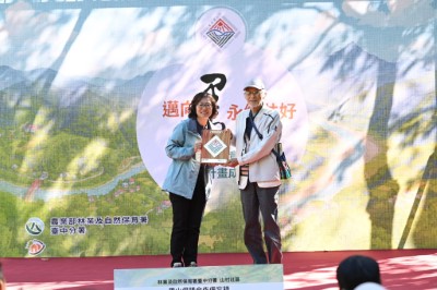 哈崙台部落達緄．舒樣獲頒「根生文化」面向標章