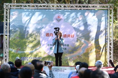 林業保育署臺中分署吳貞純秘書指出本次共頒發51位合作夥伴「臺中里山」標章獎牌，包括「根生文化」、「農民保種」、「友善環境」、「在地加工」、「解說職人」與「里山商店」六個面向