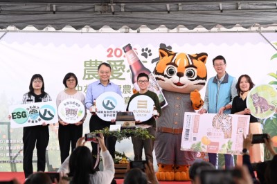 林業保育署羅尤娟組長、臺中分署張弘毅分署長、陳啓榮副分署長、自然保育科洪幸攸科長、金色三麥詹于慧廠長、標章農友陸巧嵐與虎爸一起發表「友善石虎柑橘啤酒」（※未滿18歲禁止飲酒※）