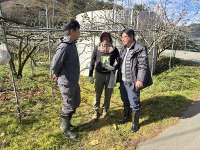 林業保育署臺中分署森林護管員於佳陽部落周邊租地拜訪，宣導果園內應妥善管理垃圾、廚餘及棄果，避免吸引黑熊靠近