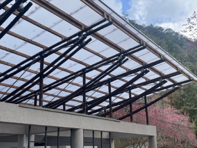 沐竹軒-綠色走廊上方公廁，孟宗竹桁架搭配中空板構築而成的半開放式屋頂