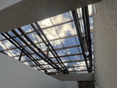 沐竹軒-綠色走廊上方公廁，屋頂中空板享受明亮宜人的日光與綠意