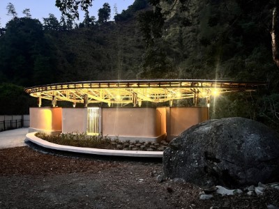 浮竹軒-夯土外牆自然構築的紋理，呈現山林、自然、與土地氛圍質感(相片提供-原間影像)