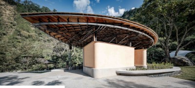 浮竹軒-竹構桁架屋頂，如一葉輕舟，浮沉於溪石層積之中(相片提供-原間影像)