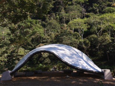 竹泊-以竹承載林場經歷的迭起，輕輕停泊於溪邊上，波浪型的屋面有聲音迴盪的彈性，收集飽滿的自然之聲，隱身於壯闊的自然山林之中