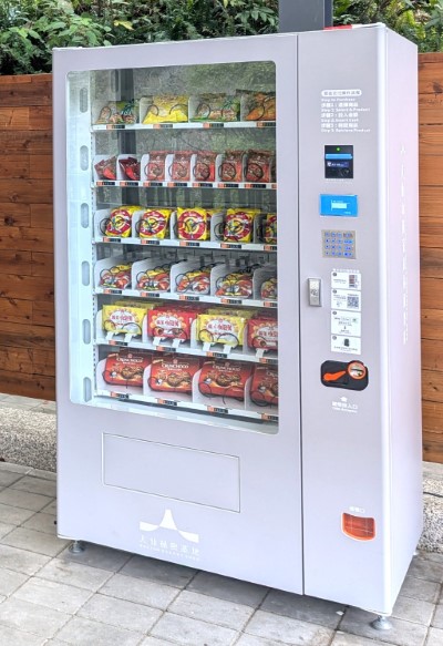 八仙山國家森林遊樂區自動販賣機設置於綠色走廊，外觀採用八仙山主題色彩(照片：林業及自然保育署臺中分署)