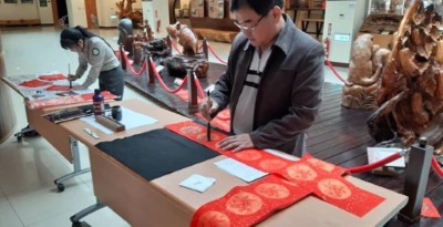 往年大雪山揮毫活動，書法老師現場揮毫