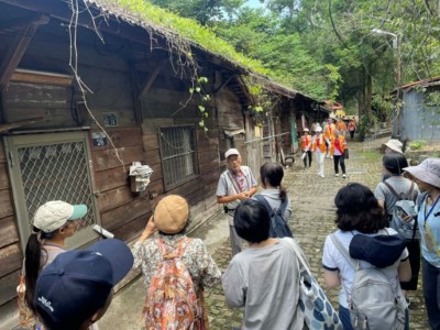 穿過久良栖部落林場巷的斑駁木屋，耆老以故事牽起過往，讓歷史在步伐中重新浮現