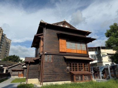 宿泊所啟建於日治時期至今已近百年，過去曾是林業人員往返八仙山林場與豐原地區出差時的重要據點，是林業文化發展歷程中不可或缺的見證者