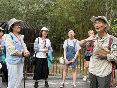 志工導覽解說，帶領遊客認識森林生態與林業文化之美